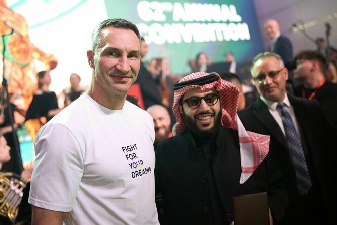 Klitschko und Turki al-Sheikh lassen sich nebeneinander fotografieren