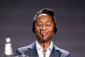 Naomi Beckwith lächelt mit geschlossenen Augen