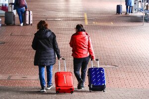 Zwei Frauen mit ihren Koffern auf einem Bahnsteig