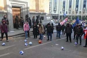 Fußbälle und Demonstranten vor dem Parlamemntsgebäude in Tbilisi