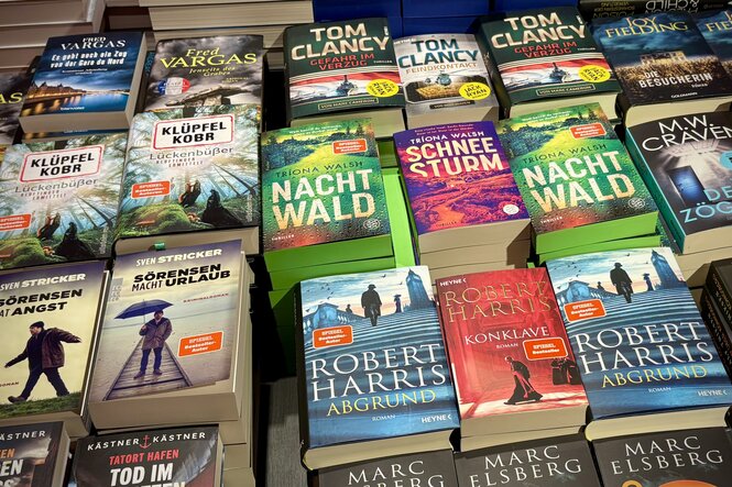 Stapel von Krimis in einer Buchhandlung