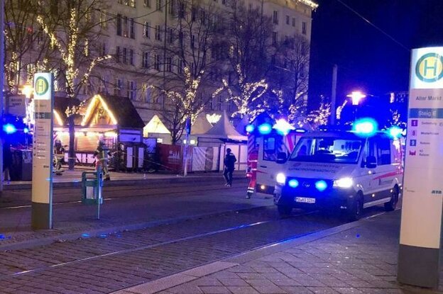 Rettungswagen am Weihnachtsmarkt