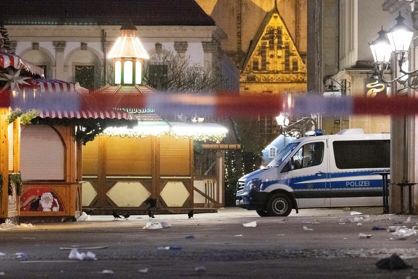 Ein Absperrband der Polizei hängt vor dem Eingang zum Weihnachtsmarkt. Auf dem Weihnachtsmarkt in Magdeburg ist ein Autofahrer in eine Menschengruppe gefahren.