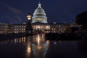 Das Kapitol in Washington ist am Abend beleuchtet