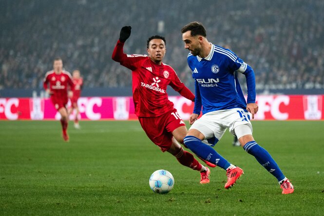 Schalkes Kenan Karaman (r.) und Düsseldorfs Myron van Brederode kämpfen um den Ball.