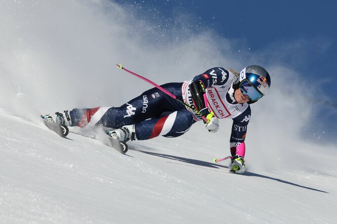 Vonn legt sich in die Kurve, hinter ihr eine aufgestobene Schneewolke