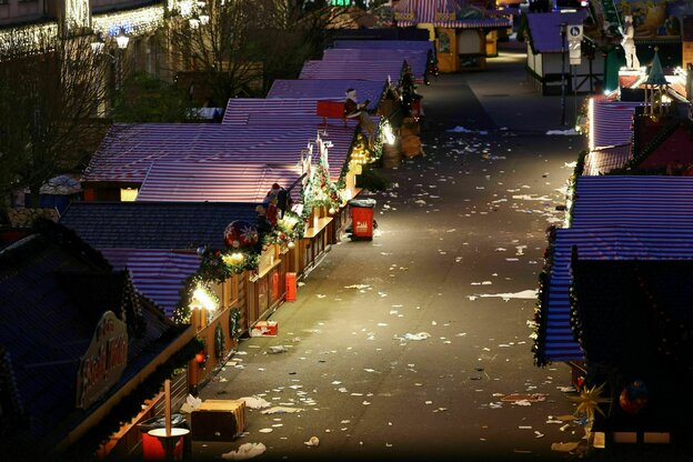 Weihnachtsmarktbuden stehen auf dem geschlossenen Magdeburger Weihnachtsmarkt