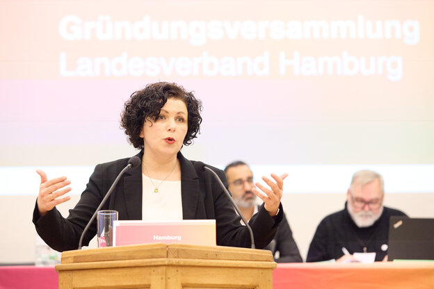 Bundesvorsitzende Amira Mohamed Ali hält bei der Gründungsversammlung in Hamburg eine Rede.