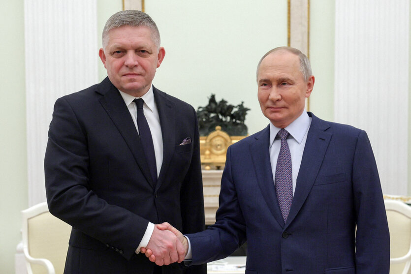 Der russische Präsident Wladimir Putin (r) und der slowakische Ministerpräsident Robert Fico geben sich die Hand bei ihrem Treffen im Kreml in Moskau