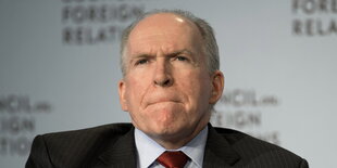 John Brennan kneift die Lippen zusammen