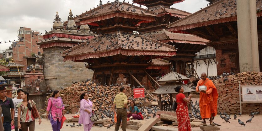 Einheimische und Touristen auf dem Dubar Square in Kathmandu.