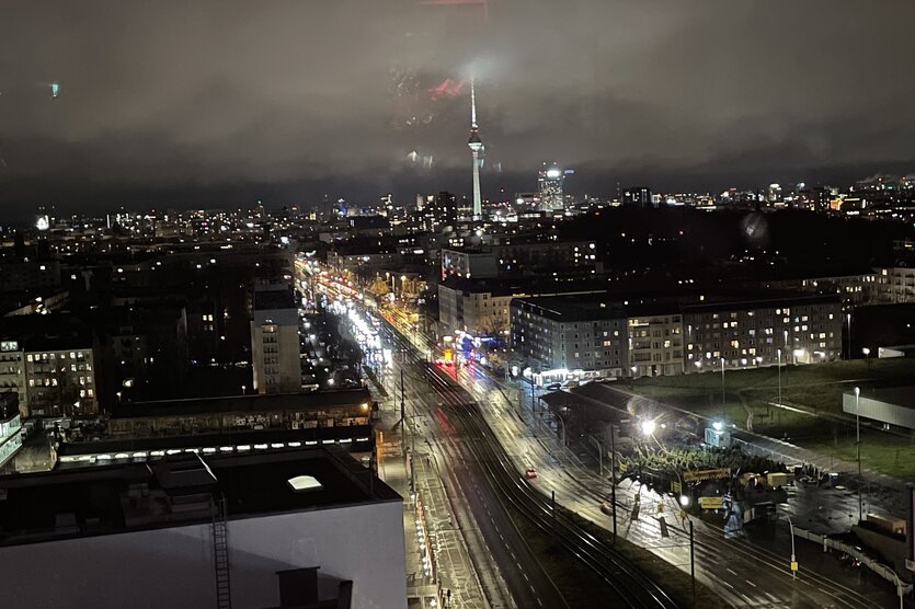 Der Fernsehturm aus der Bar Loft14 in Lichtenberg bei Nacht gesehen