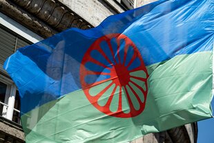 Vor dem Internationalen Roma-Tag (8. April) weht vor der Berliner Justizverwaltung die Roma Flagge.