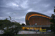 Das Haus der Kulturen der Welt in Berlin von außen am Abend in der Dämmerung