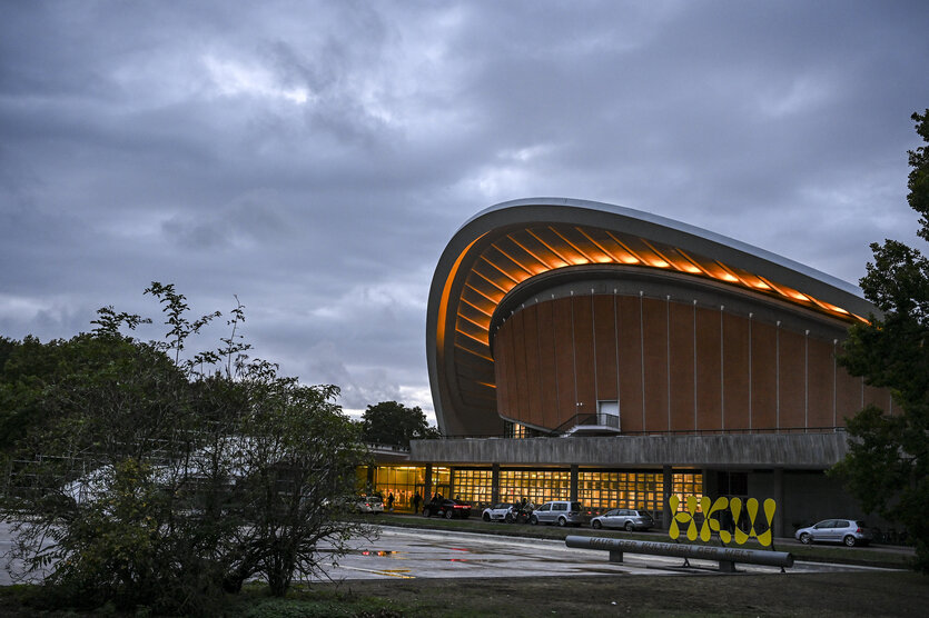 Das Haus der Kulturen der Welt in Berlin von außen am Abend in der Dämmerung