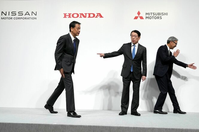 Der Vorstandsvorsitzende von Nissan, Makoto Uchida (l-r), Takao Kato, Vorstandsvorsitzender von Mitsubishi Motors, und der Vorstandsvorsitzende von Honda, Toshihiro Mibe, rechts, verlassen das Gebäude nach einer gemeinsamen Pressekonferenz.