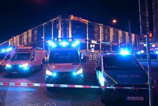 Einsatzkräfte von Rettungsdiensten, Polizei und Feuerwehr sind im Einsatz vor dem Allee-Center in der Nähe von dem Weihnachtsmarkt in Magdeburg