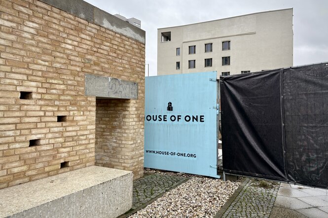 Bauzaun mit Aufschrift "House of One"