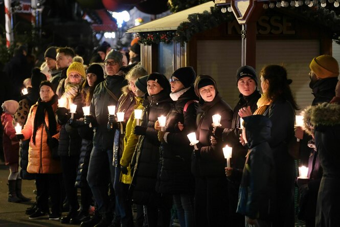 Menschenkette zum Gedenken an die Opfer und Betroffenen des Anschlags auf dem Magdeburger Weihnachtsmarkt.