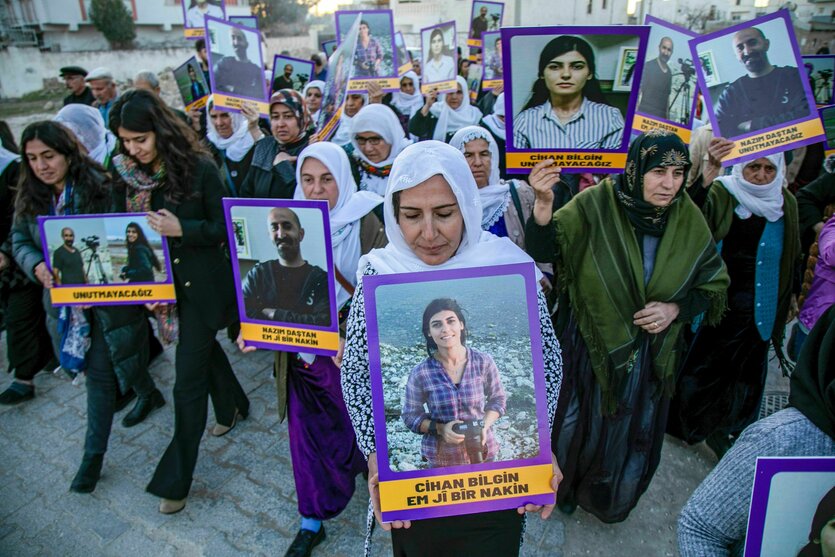 Menschen halten Fotos der getöteten Journalisten Nazim Dastan und Cihan Bilgin in der Hand, als sie während einer Gedenkdemonstration in dem Dorf Nusaybin im Südosten der Türkei marschieren. Zwei Journalisten, die für kurdische Medien arbeiten, wurden in Nordsyrien getötet, als sie über die Kämpfe zwischen den von der Türkei unterstützten Oppositionskräften und der syrischen Kurdenmiliz berichteten, so ein Journalistenverband.