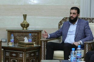 Dieses von der offiziellen syrischen Nachrichtenagentur SANA veröffentlichte Foto zeigt den Anführer der Islamistengruppe HTS in Syrien, Ahmed al-Scharaa (r), bei einem Treffen mit dem Sondergesandten der Vereinten Nationen für Syrien