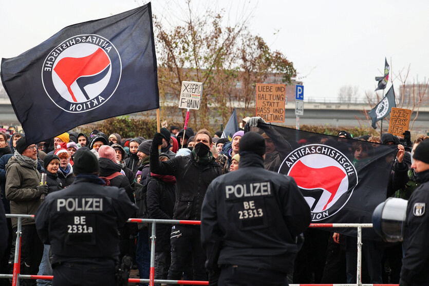 Menschen mit Antifa - Flaggen auf einer Demonstration