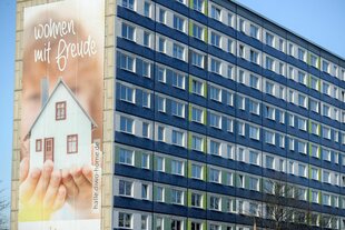 Neubau mit Bild eines Einfamilienhauses an der Fassade