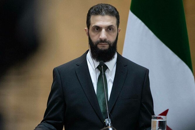 Der Anführer der neuen syrischen Regierung (HTS) Abu Mohammad al-Jolani, während einer Pressekonferenz in Damaskus, Syrien am 22. Dezember 2024 zu sehen