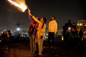 Menschen mit Feuerwerk