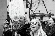 Protestierende Frauen halten ein Schild in die Höhe, auf dem steht: ARE WE NEXT? (Sind wir die Nächsten?)