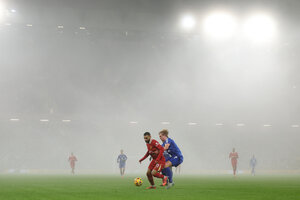 Stochern im Nebel: Liverpools Mohamed Salah versucht den Leicester-City-Profi Victor Kristiansen abzuschütteln.