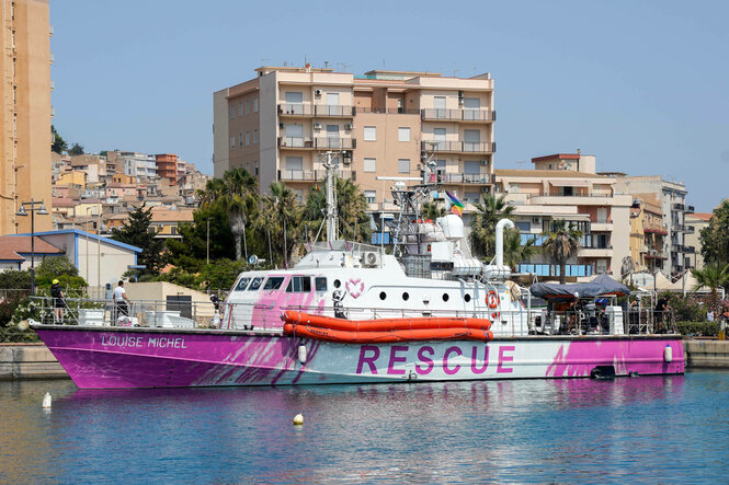 Ein Seenotrettungsboot in einem Hafen in Italien