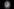 eine Weihnachtsmannmütze in einem Lichtkegel