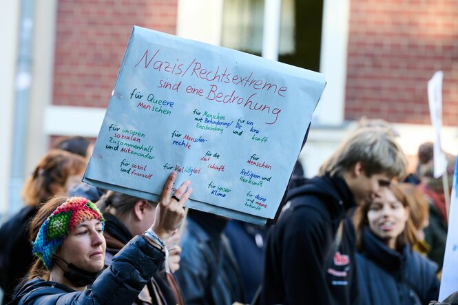 ?Nazis/Rechtsextreme sind eine Bedrohung: für quere Menschen, für Menschen mit Behinderung, für Menschen, Religionen und Herkunft,..? steht auf einem Plakat einer Demonstrantin, die an einer Anti-AfD-Demonstration vor der Wiesenhalle teilnimmt. Dort findet der Landesparteitag der AfD Berlin statt.