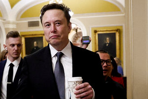 Elon Musk hält im Kapitol in Washington einen Kaffeebecher