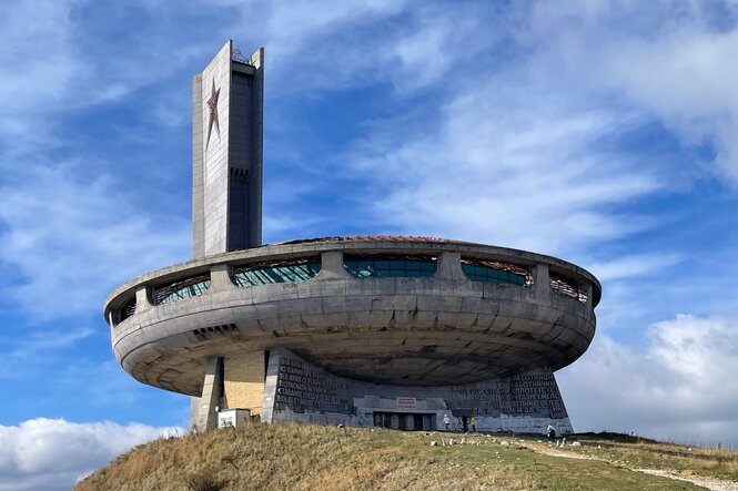 Das Denkmal der kommunistischen Partei Bulgariens auf einem Berg, sein Gebäude sieht aus wie ein Ufo