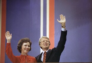 Jimmy Carter und seine Frau Rosalynn winken ihren Anhängern auf dem Parteitag der Demokraten