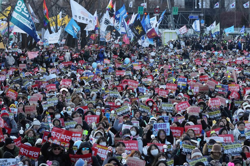 Demonstrierende in der südkoreanischen Hauptstadt Seoul fordern den Rücktritt des suspendierten Präsidenten Yoon