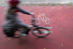 Ein Fahrrad fährt auf einem Fahrradweg