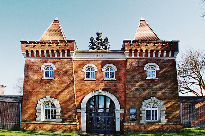 rotes Backsteingebäude: ein eingang zum früheren Zuchthaus Fuhlsbüttel