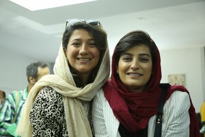 ZWei Frauen, Arm in ARm mit iranischen Kopftüchern locker umgewickelt