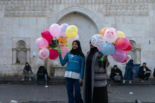 2 Frauen mit Luftballons in den Händen