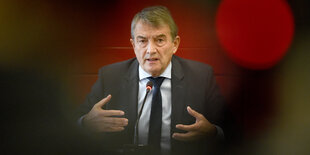 Wolfgang Niersbach hebt gestikulierend die Hände.