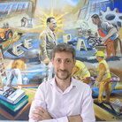 Hernán Letcher vor einem Bild, in dessen Zentrum Péron zu sehen ist