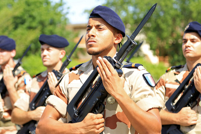 Soldaten mit Gewehren