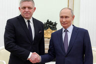 roberto Fico reichts Wladimir Putin die Hand