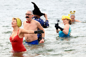 Verkleidete Personen tummeln sich im Wasser