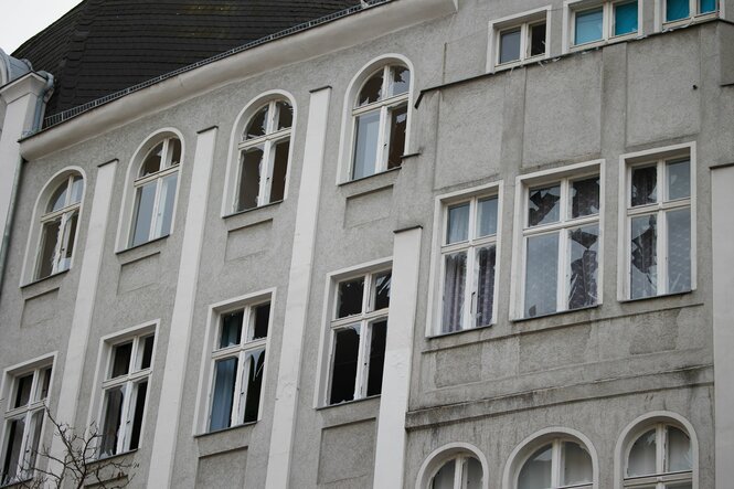 Ein Wohnhaus, fast alle Fenster sind kaputt