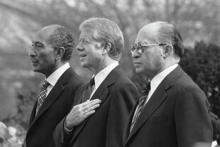 Jimmy Carter neben Premierminister Begin aus Israel und Präsident Sadat aus Ägypten