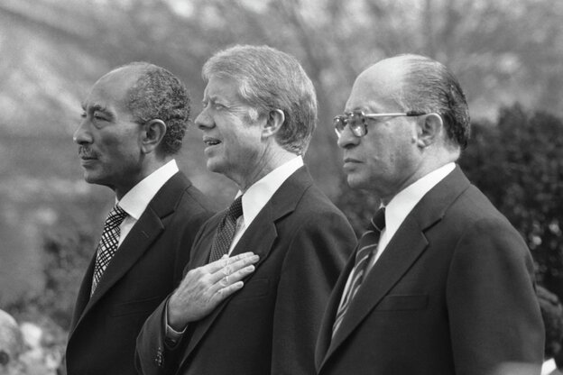 Jimmy Carter neben Premierminister Begin aus Israel und Präsident Sadat aus Ägypten